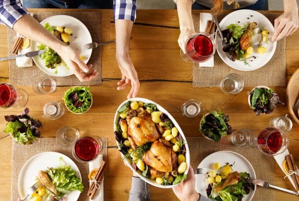 Partager le repas d’un cœliaque : gestes à adopter, pratiques à éviter