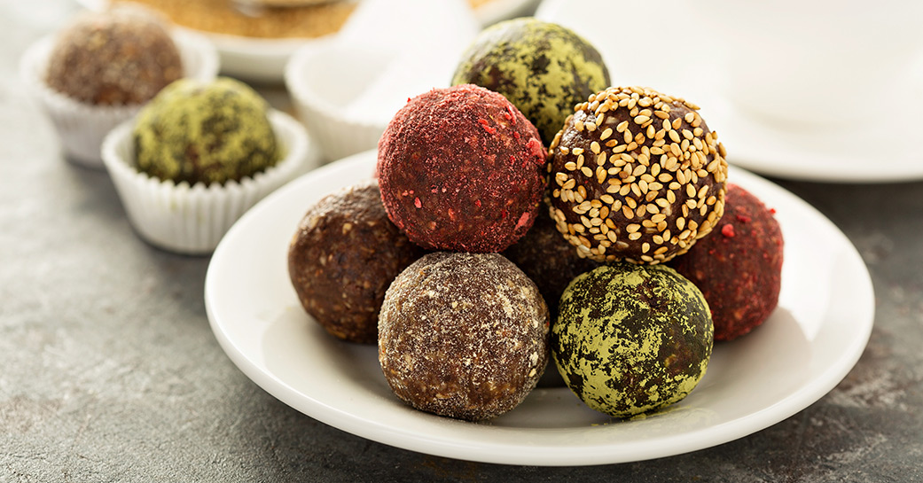 Boules d’énergie sans gluten et vegan en trois variantes.